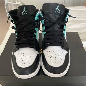 Air Jordan 1 Mid Tropical Twist